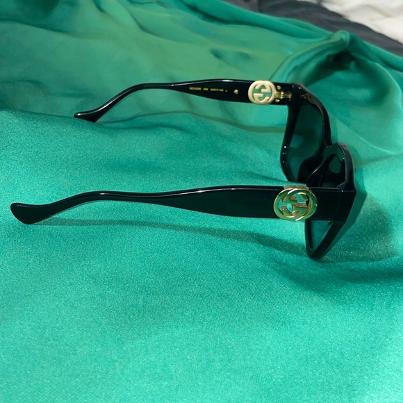 Real Gucci black sunglasses with gold Gucci detailing - Picture 3 of 7